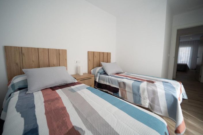 Image No.25-2 Bed House for sale
