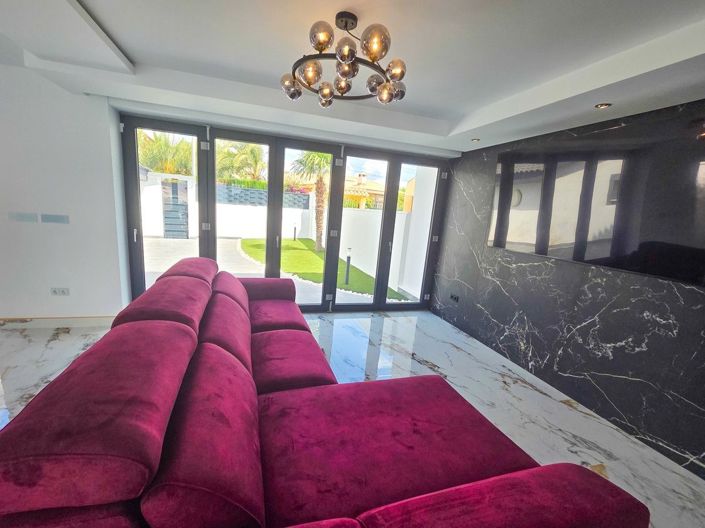 Image No.6-5 Bed House for sale
