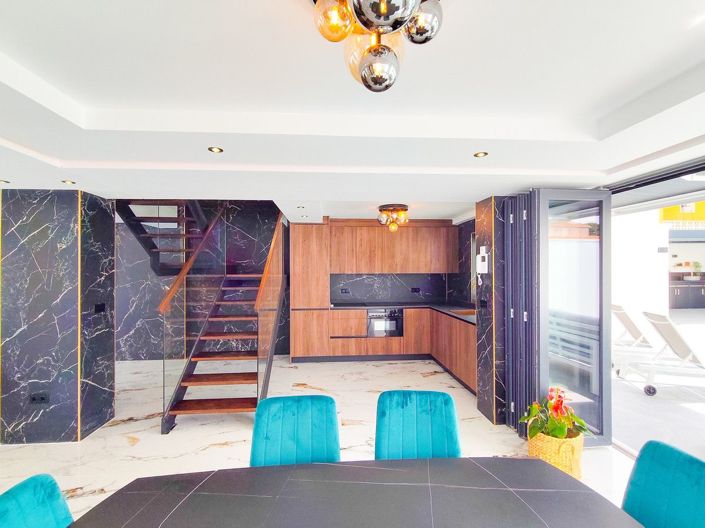 Image No.8-5 Bed House for sale