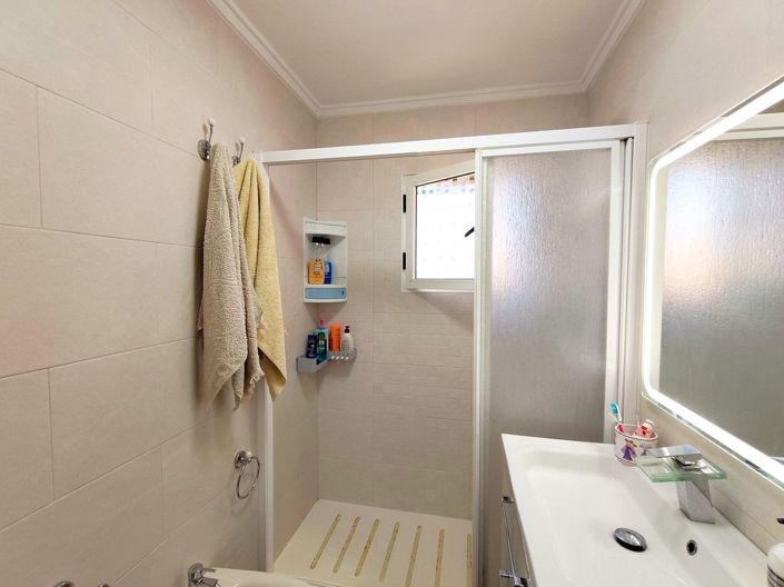 Image No.16-6 Bed House for sale