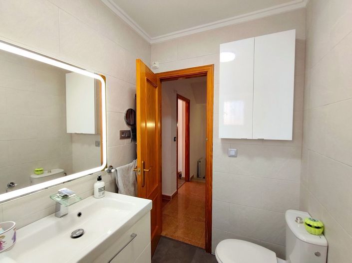 Image No.17-6 Bed House for sale