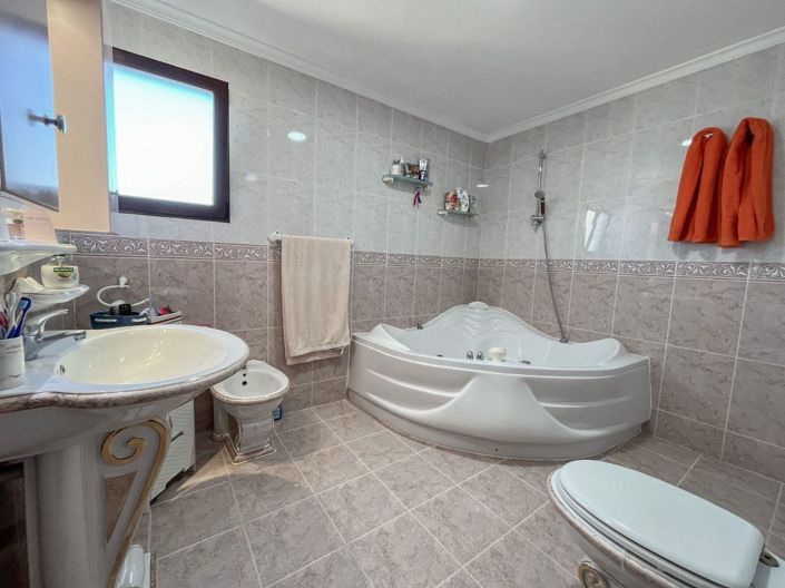 Image No.20-6 Bed Villa for sale
