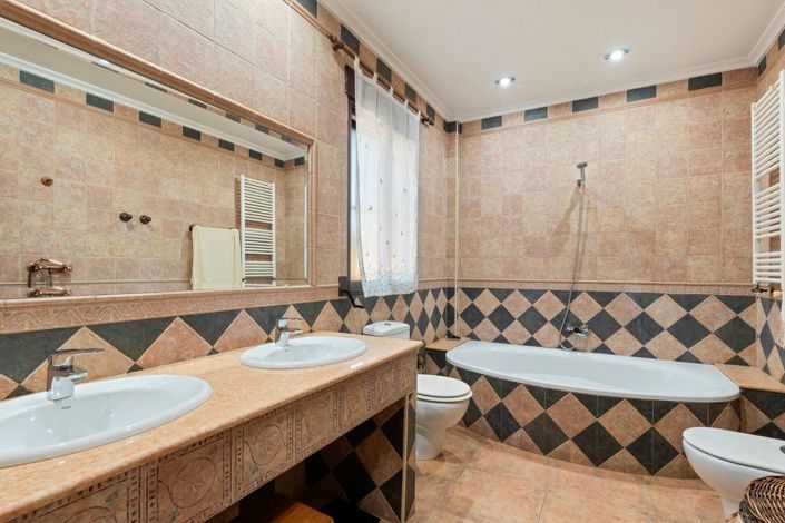 Image No.17-3 Bed Country House for sale