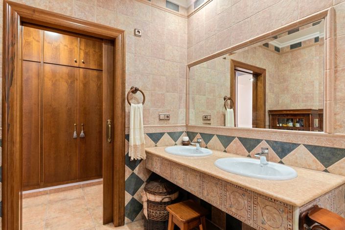 Image No.22-3 Bed Country House for sale