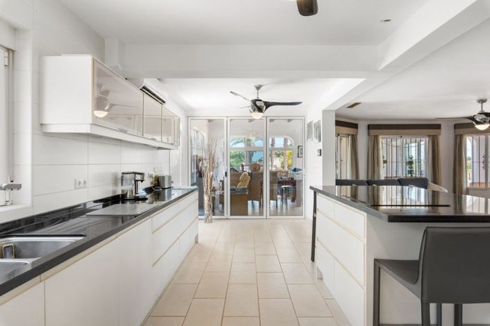 Image No.3-4 Bed Villa for sale