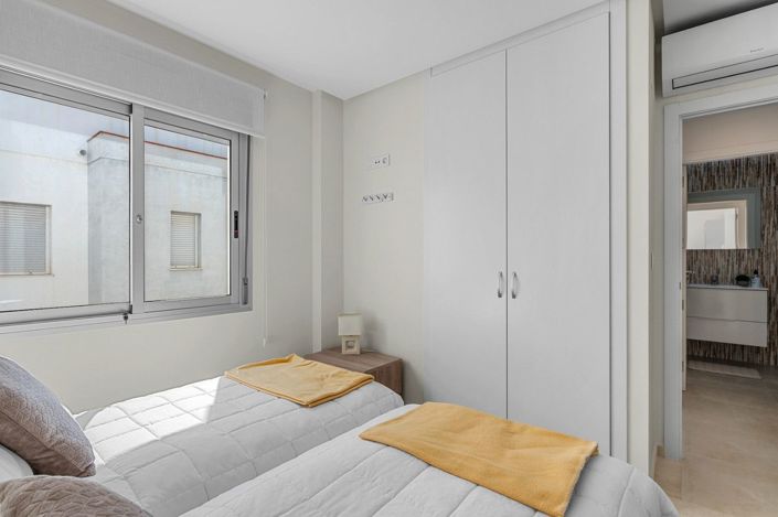 Image No.18-3 Bed House for sale