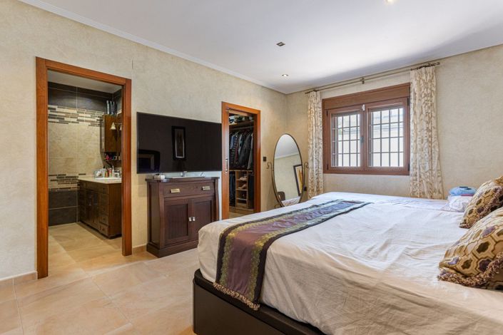 Image No.10-4 Bed Villa for sale