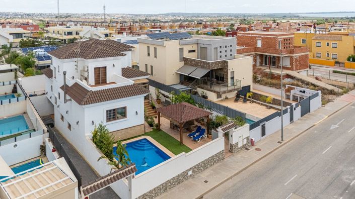 Image No.2-4 Bed Villa for sale