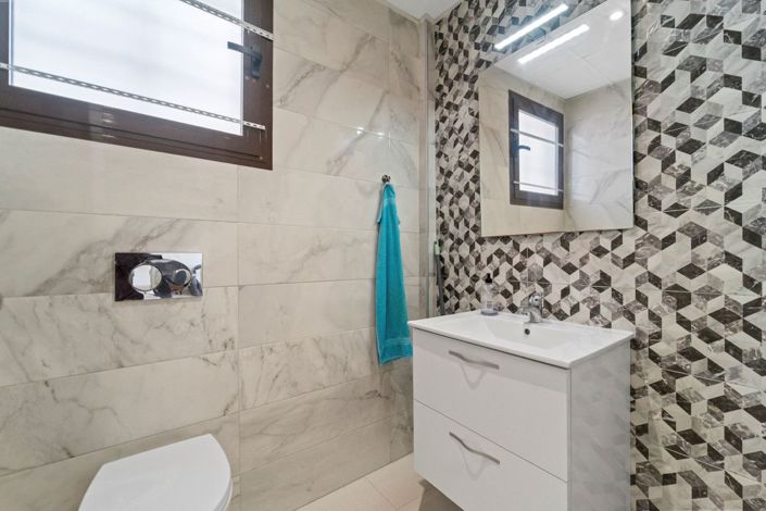 Image No.25-2 Bed House for sale