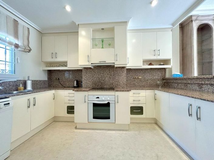 Image No.9-3 Bed Apartment for sale