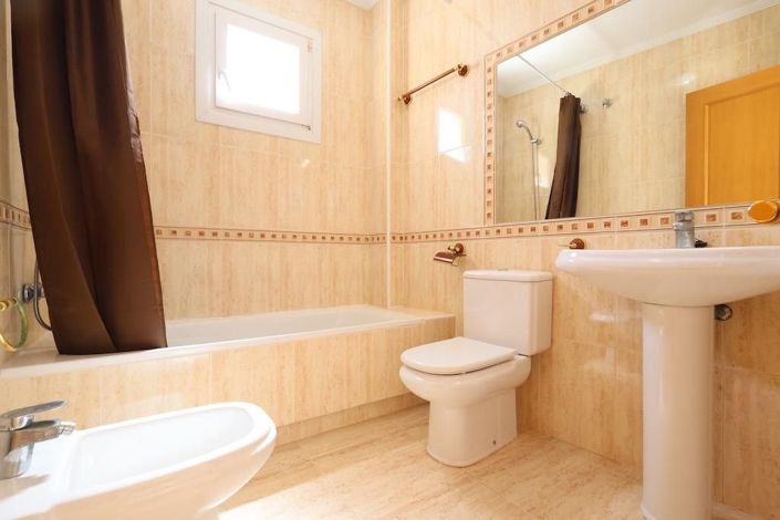 Image No.17-3 Bed House for sale
