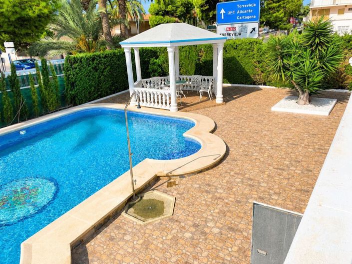 Image No.3-Villa de 4 chambres à vendre à Orihuela Costa