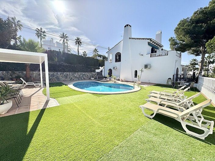 Image No.2-Villa de 4 chambres à vendre à Orihuela Costa