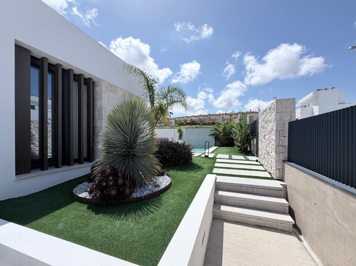 Image No.3-4 Bed Villa for sale