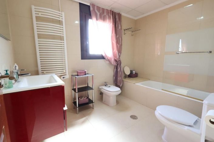 Image No.20-3 Bed House for sale