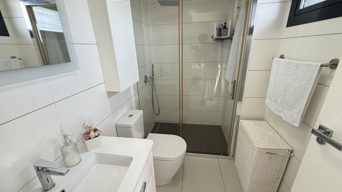 Image No.18-3 Bed House for sale
