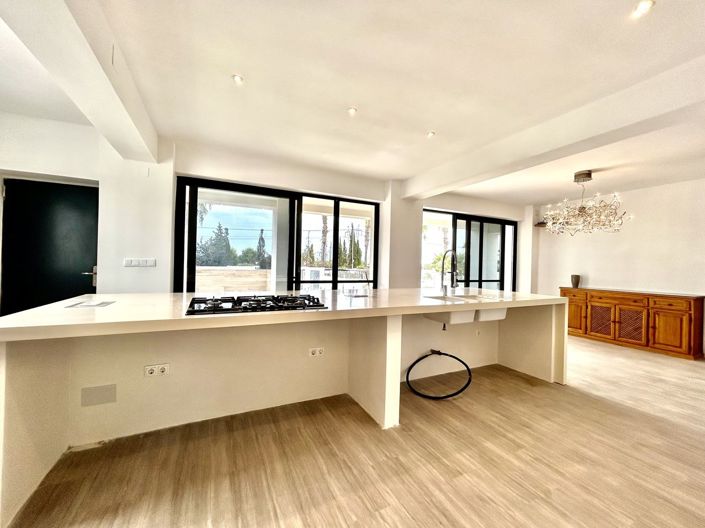 Image No.14-8 Bed Villa for sale
