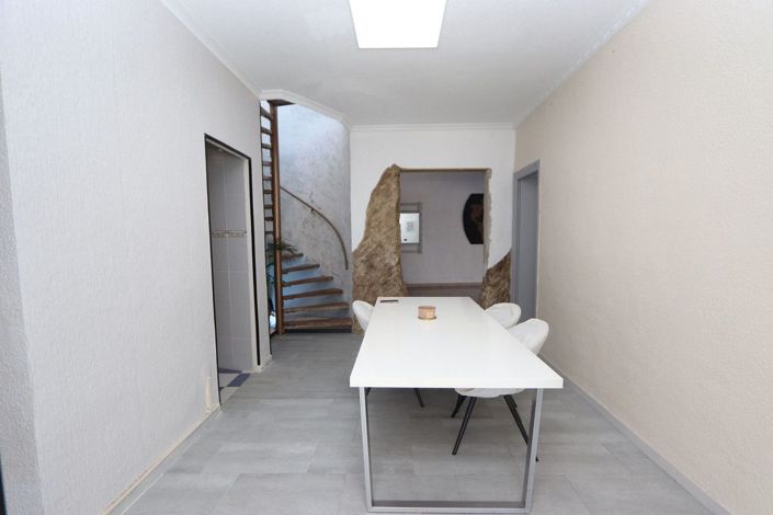 Image No.10-6 Bed Villa for sale