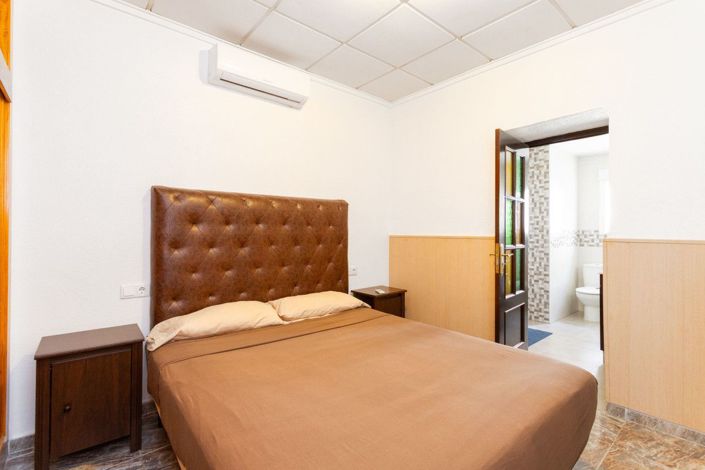 Image No.17-4 Bed House for sale