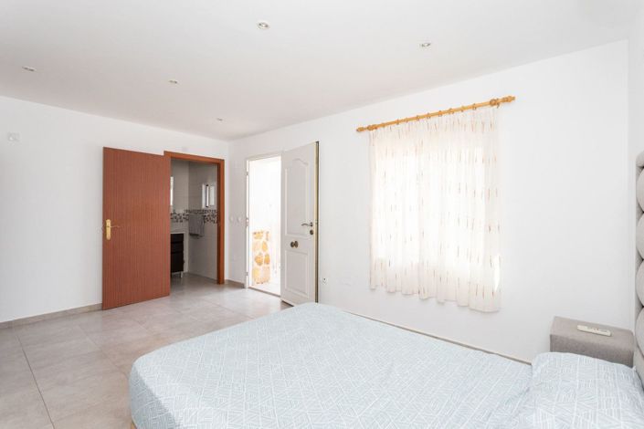 Image No.25-4 Bed House for sale