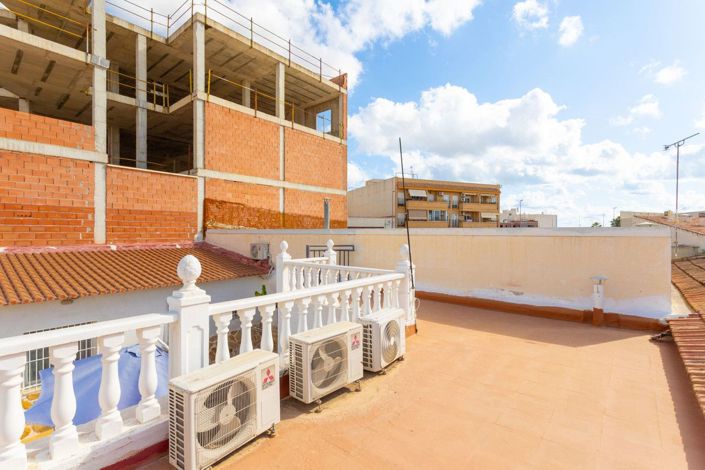 Image No.30-4 Bed House for sale