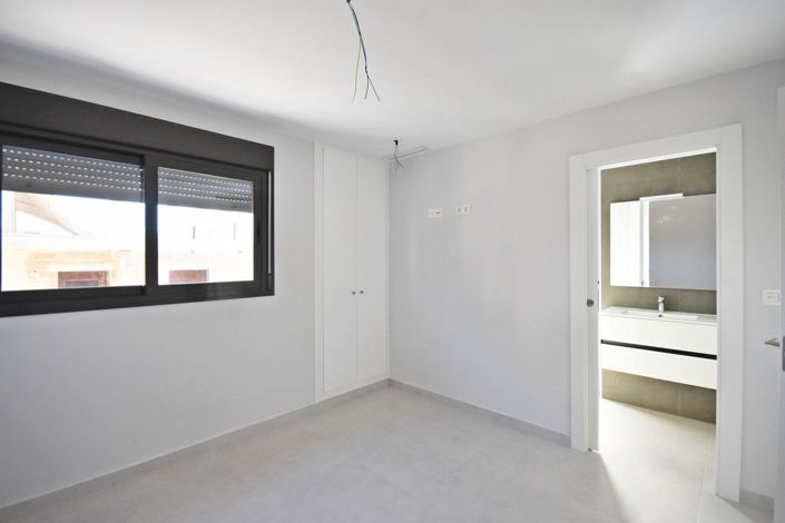 Image No.8-3 Bed Apartment for sale