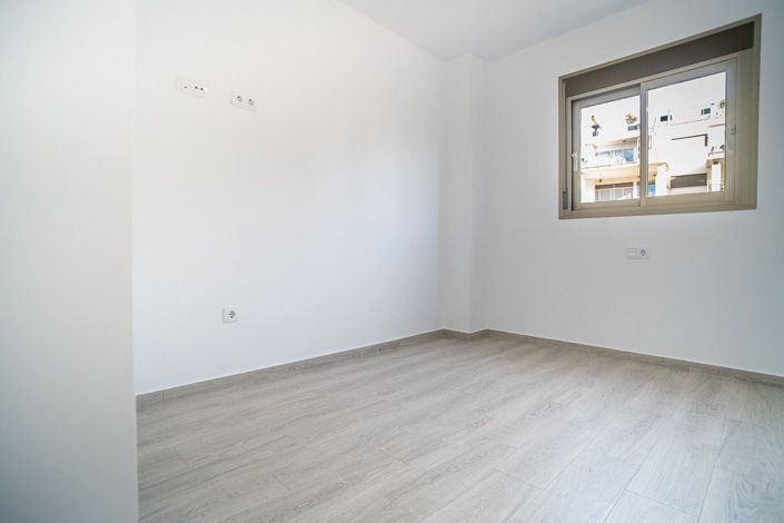 Image No.10-3 Bed Apartment for sale