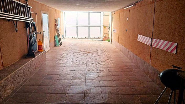 Image No.24-6 Bed House for sale