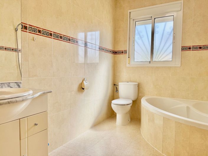Image No.16-3 Bed Townhouse for sale