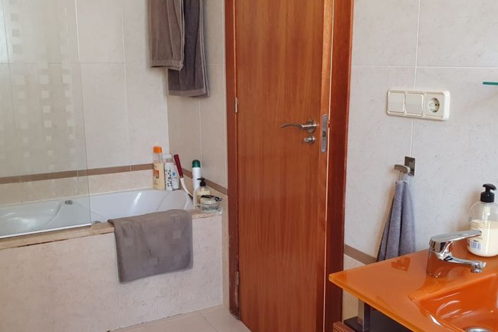 Image No.12-4 Bed Property for sale