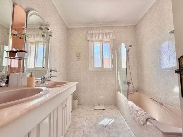 Image No.17-4 Bed Villa for sale