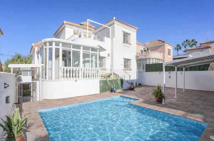 Image No.2-4 Bed Villa for sale