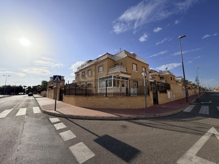 Image No.21-3 Bed Townhouse for sale
