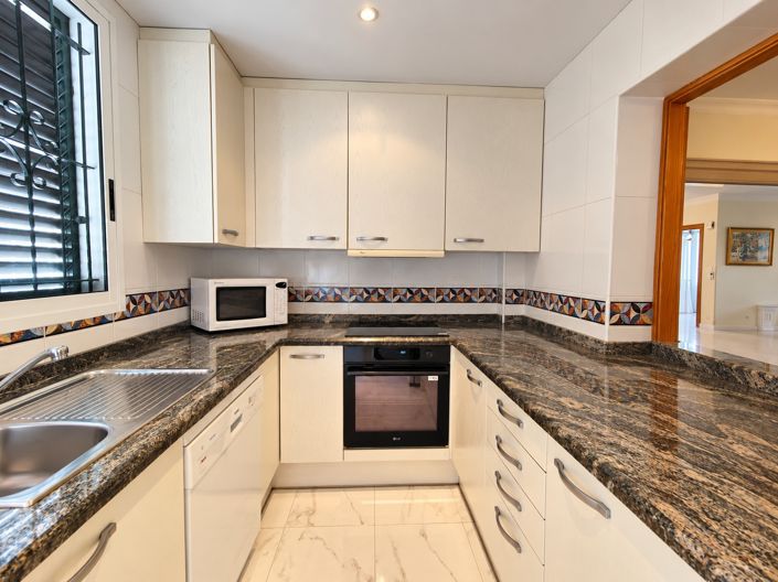 Image No.28-5 Bed Townhouse for sale