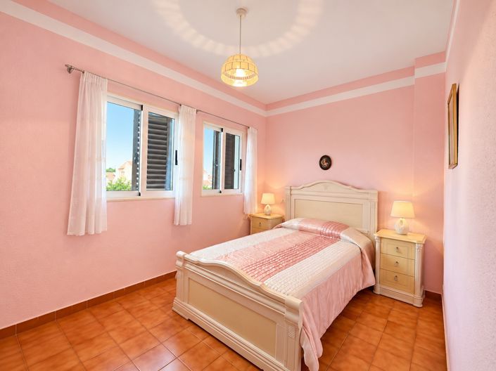 Image No.37-5 Bed Townhouse for sale