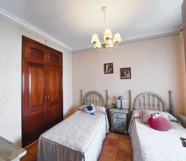 Image No.19-3 Bed House for sale