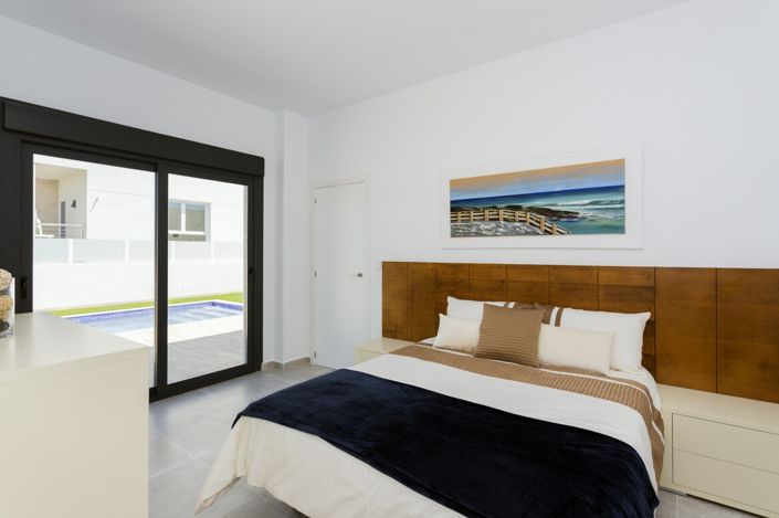 Image No.19-3 Bed Townhouse for sale
