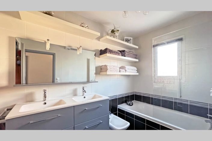 Image No.8-4 Bed House for sale