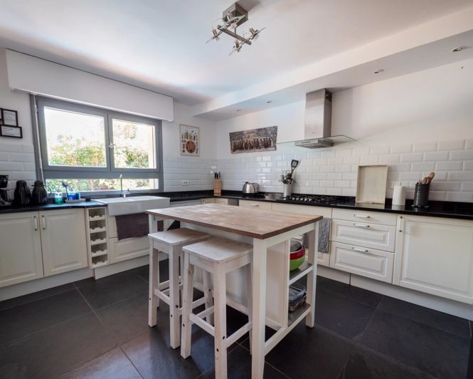 Image No.17-5 Bed House for sale