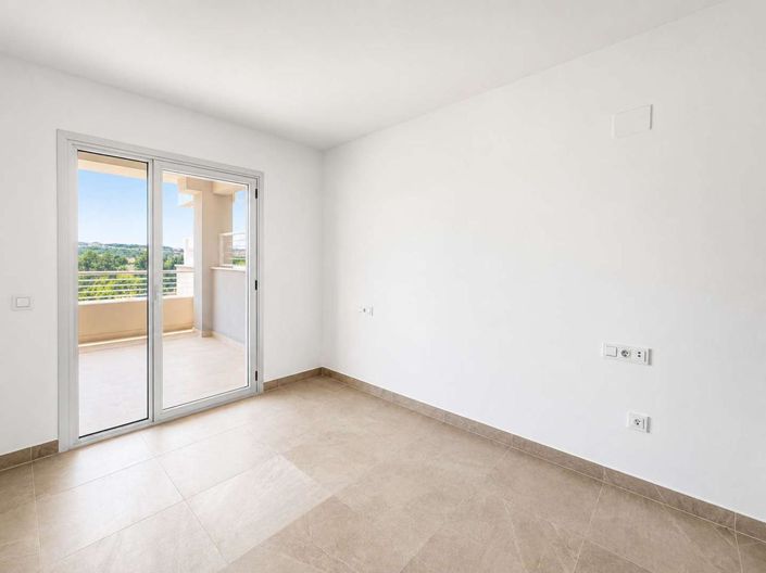 Image No.10-2 Bed Property for sale