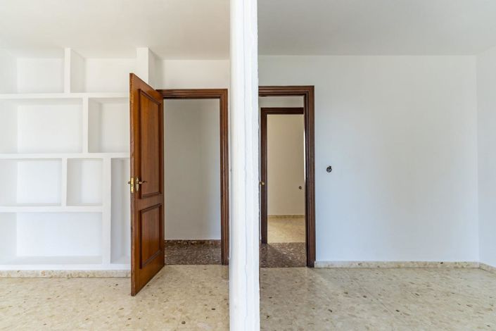 Image No.13-4 Bed Property for sale