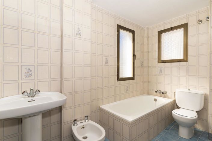 Image No.14-4 Bed Property for sale