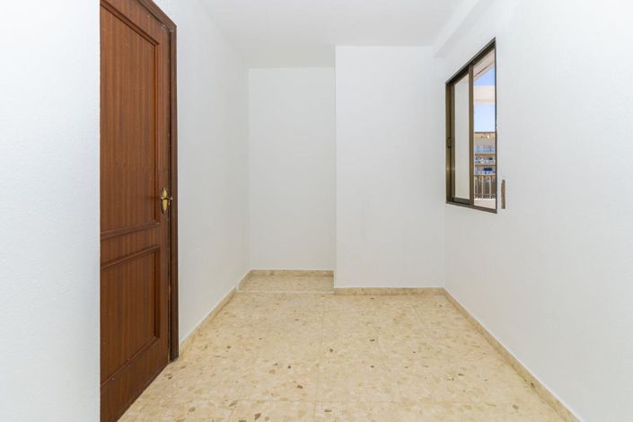 Image No.15-4 Bed Property for sale