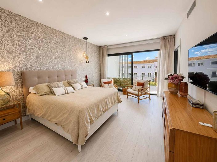 Image No.24-3 Bed Property for sale