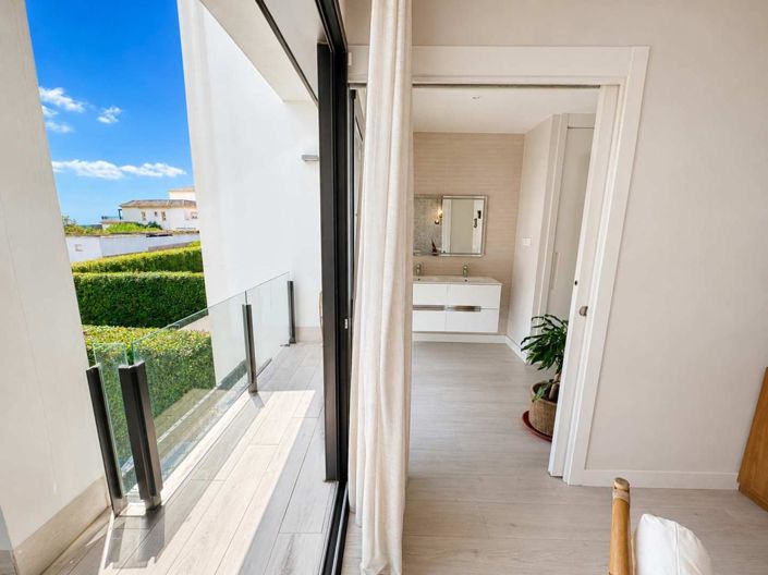 Image No.29-3 Bed Property for sale