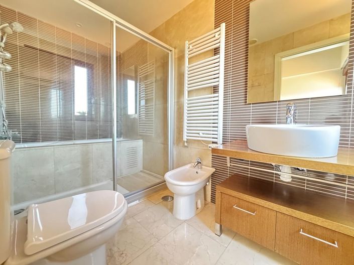 Image No.27-2 Bed Property for sale