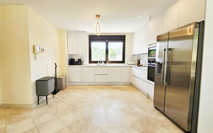 Image No.18-3 Bed Property for sale