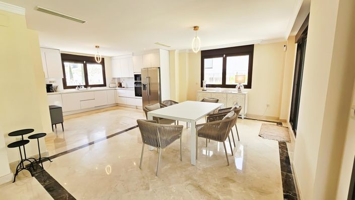 Image No.19-3 Bed Property for sale