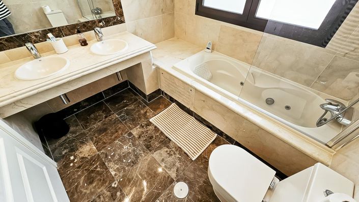 Image No.32-3 Bed Property for sale