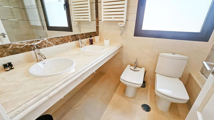 Image No.40-3 Bed Property for sale